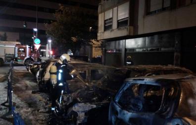 Calcinados de madrugada seis vehículos y un contenedor en Iturrama