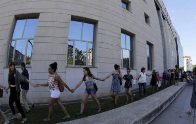 La plaza Consistorial y las calles adyacentes se han llenado de una multitud que ha protestado por la puesta en libertad de los cinco miembros de 'La Manada'