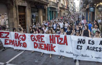 La plaza Consistorial y las calles adyacentes se han llenado de una multitud que ha protestado por la puesta en libertad de los cinco miembros de 'La Manada'