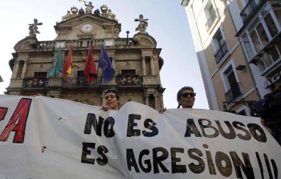 La plaza Consistorial y las calles adyacentes se han llenado de una multitud que ha protestado por la puesta en libertad de los cinco miembros de 'La Manada'