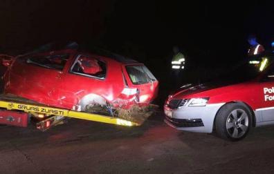 Trasladados cuatro heridos al salirse un turismo de la vía en Azcona