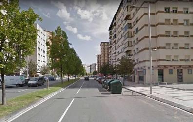Ciclista haciendo el caballito con auriculares causa peligro para los viandantes