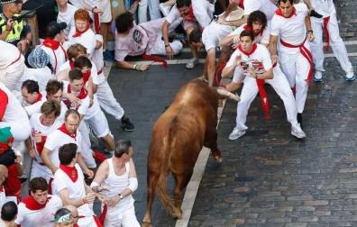Tras un encierro pavoroso, Pamplona aguarda la avalancha de visitantes