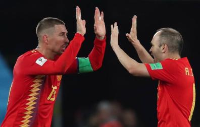 El VAR resucita a España, que pasa primera de grupo