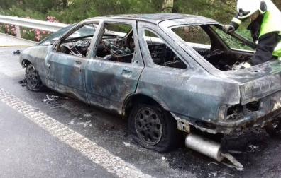 Un vehículo se incendia en la AP-15 a la altura de Olite
