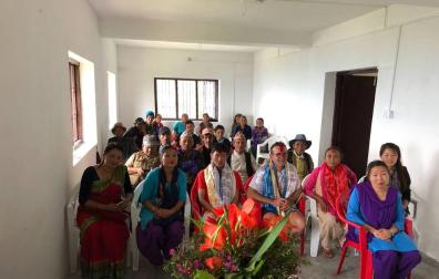 La madre y un hermano de Iñaki Ochoa de Olza visitan en Nepal un proyecto de Sos Himalaya