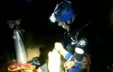 Los buzos tratan de rescatar a los 12 menores atrapados en una gruta de Tailandia
