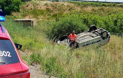 Herida una mujer de 41 años tras volcar su vehículo en la AP-68 a la altura de Cascante