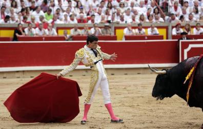 Oreja y cogida para Ureña al entrar a matar al cuarto toro de Puerto de San Lorenzo