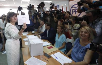 Sáenz de Santamaría gana la primera vuelta del PP y pasa el corte con Casado