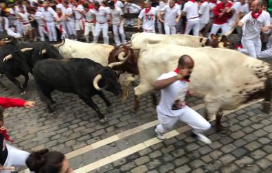 Velocísima carrera de los Fuente Ymbro en el cuarto encierro de San Fermín
