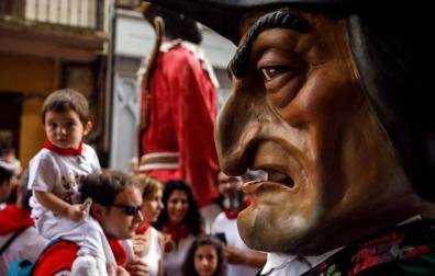Fotos de la procesión en honor a San Fermín durante su recorrido por las calles del centro de Pamplona.