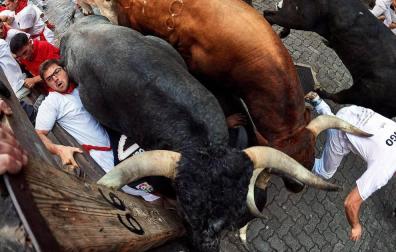 Imágenes del octavo encierro de los Sanfermines de 2018, con toros de la ganadería Miura.