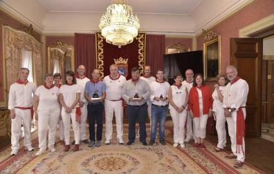 Caballer recibe el premio a la mejor colección de fuegos artificiales de San Fermín 2017