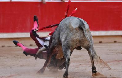 DIRECTO | Javier Castaño, cogido de forma violenta en el cuarto toro de Escolar