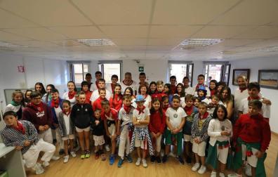 Niños de las peñas txikis desayunan con el alcalde y ven el encierro en Casa Seminario