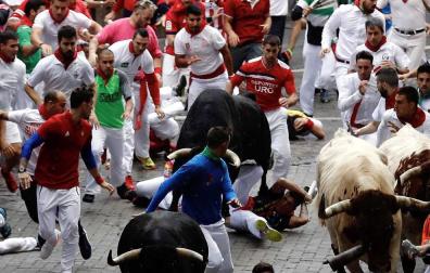 Imágenes del sexto encierro de los Sanfermines 2018, con toros de la ganadería Victoriano del Río.