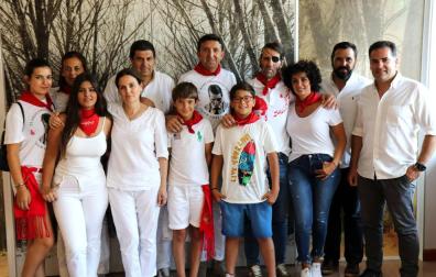 Juan José Padilla, acompañado de su familia, en Pamplona.