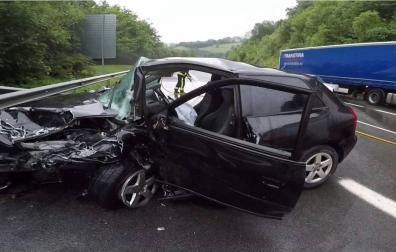 Tres heridos en un accidente entre dos coches en la N-121A