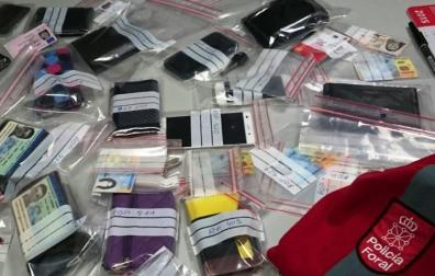 Policía Foral detiene a una persona en Pamplona con cinco smartphones robados