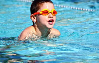 Rescatada una niña de 9 años del fondo de una piscina en Tudela