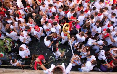 Una 'Sanfermina' preside un multitudinario 'Encierro de la villavesa'