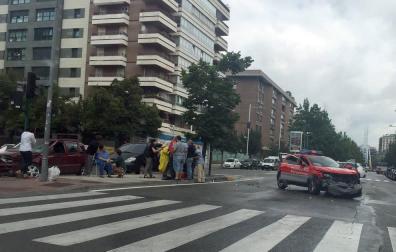 Aparatoso choque entre un vehículo de Policía Foral y otro coche en Pamplona