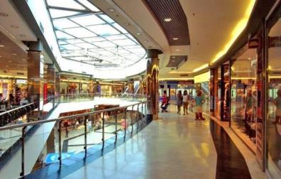 Cuatro ladrones asaltan una joyería de Castelldefels y huyen tras un tiroteo