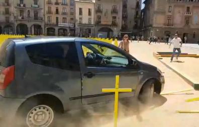 Un coche arrolla cruces amarillas por los presos en la plaza de Vic