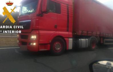 Un camionero moldavo conduce un kilómetro en sentido contrario por la AP-15