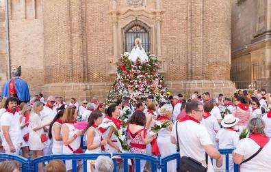 Miles de personas agasajan a Santa Ana en la ofrenda floral