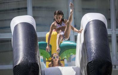 Fotos de los hinchables en la piscina por el Día de los niños y jóvenes en las fiestas de Elizondo (26 de julio)