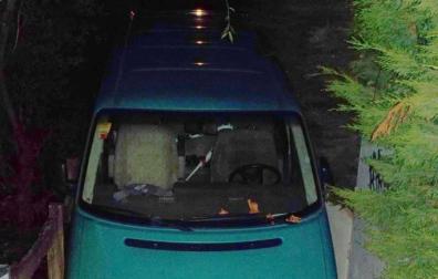 Se queda atascado en una zona peatonal con la furgoneta y da positivo en alcohol