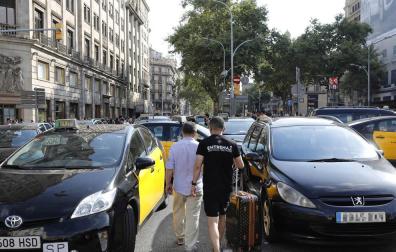 Los taxistas mantienen la Gran Via de Barcelona cortada por segunda noche