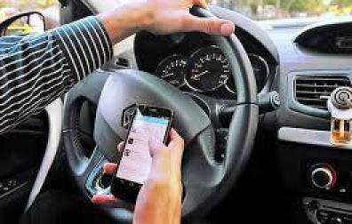 Tráfico prevé aumentar la sanción por usar el móvil conduciendo