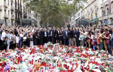 Los Reyes en La Rambla de Barcelona donde han rendido esta tarde un homenaje a las víctimas de los atentados de Barcelona y Cambrils (Tarragona) con una ofrenda floral ante el mosaico en el suelo de Joan Miró. También visitaron a los hospitlizados.