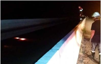 Rescatan a un joven que había caído con su coche al Canal de Navarra en Olite