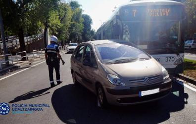 Una conductora choca contra una villavesa en Pamplona