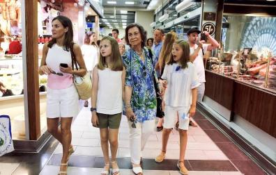 La Reina Letizia y sus hijas, la princesa Leonor y la infanta Sofía, y la reina emérita, doña Sofía, han salido hoy juntas a dar un paseo y visitar el mercado de abastos L'Olivar, situado en el centro de la ciudad de Palma.