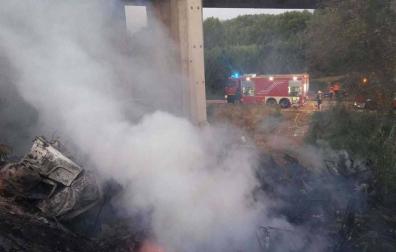 Fallece un conductor navarro en Fraga al caer su camión por un puente