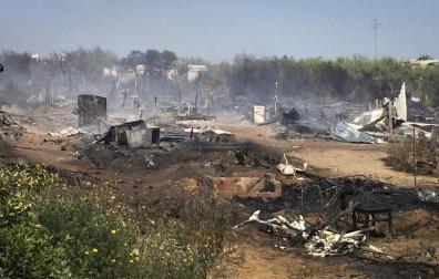 Declarado un incendio de grandes dimensiones en un poblado chabolista en Lepe