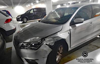 Se da a la fuga tras chocar contra tres vehículos estacionados en Pamplona