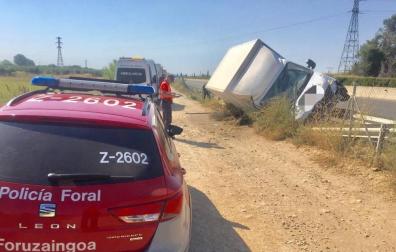 Dos heridos al salirse un camión de la vía en Fontellas
