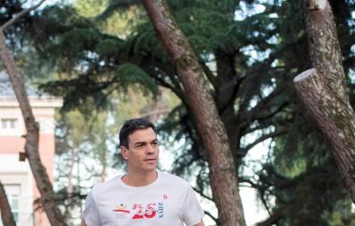 Sánchez comienza el día con una "carrera matinal" por los jardines de Moncloa