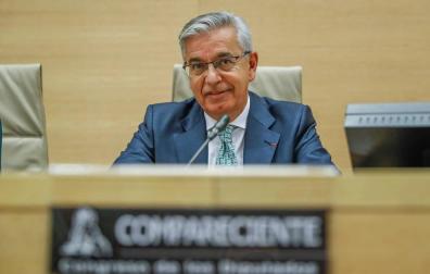 El coronel jefe de la UCO, Manuel Sánchez Corbí (d), durante su comparecencia en la comisión que investiga en el Congreso de los Diputados la presunta financiación ilegal del Partido Popular.