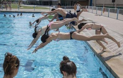El calor no llena el bar en las piscinas de Pamplona