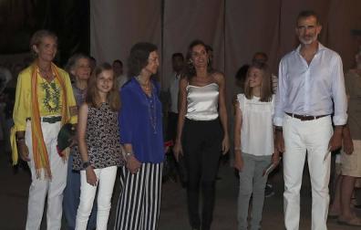 Los Reyes y sus hijas disfrutan de un concierto de Ara Malikian con doña Sofía