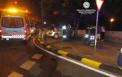 Joven ebrio sale de la vía y choca contra un árbol en la calle Errotazar