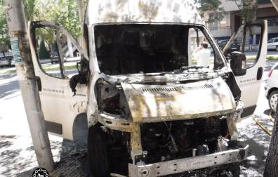 Incendio fortuito de un vehículo estacionado en la Avenida Sancho el Fuerte