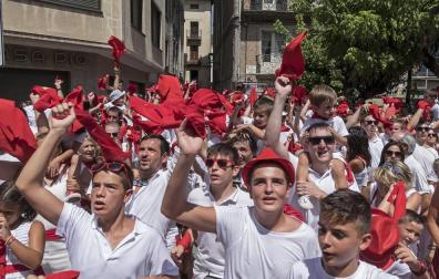 El calor no fue rival en la pañuelada de Estella